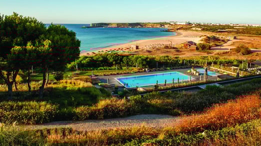 Ausblick aufs Meer, mit Pool im Vordergrund