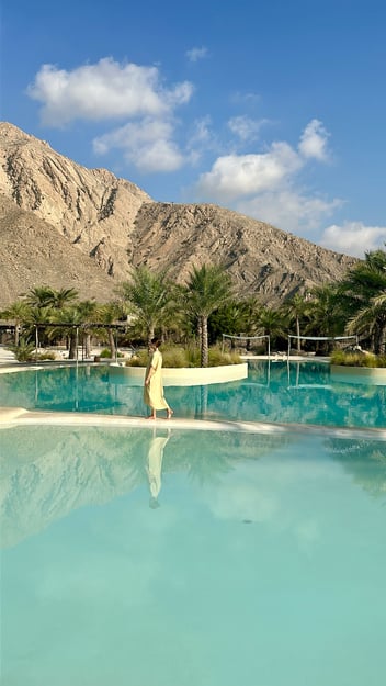 Poolanlage vor schroffer Berglandschaft im Zighy Bay, Oman