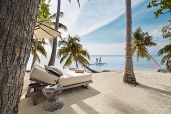 Vater und Mutter versuchen sich im SUP auf Como Maalifushi