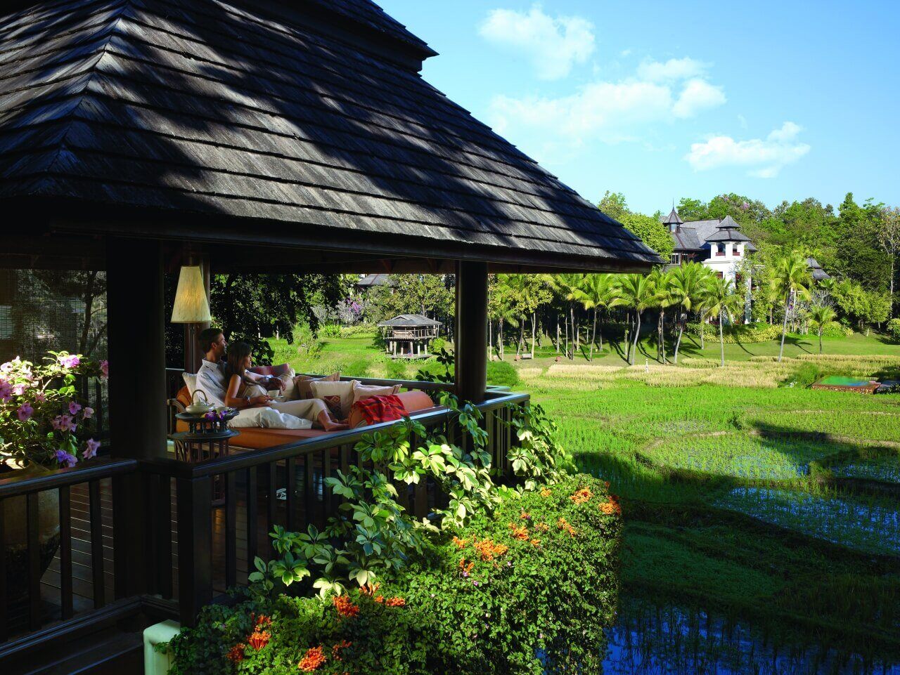 Four seasons chiang mai terrasse mit ausblick über die Reisfelder 