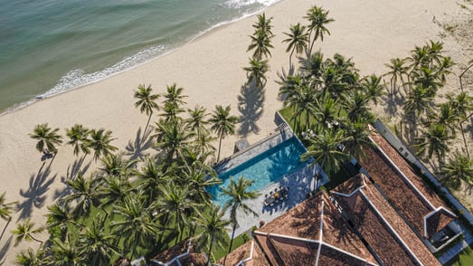 four seasons the nam hai strand mit Palmen 