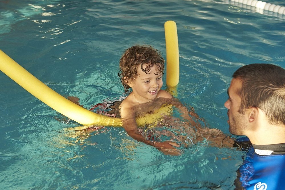 martinhal-sagres-beach-resort-familienluxusreisen-thefamilyproject-swimming-lessons