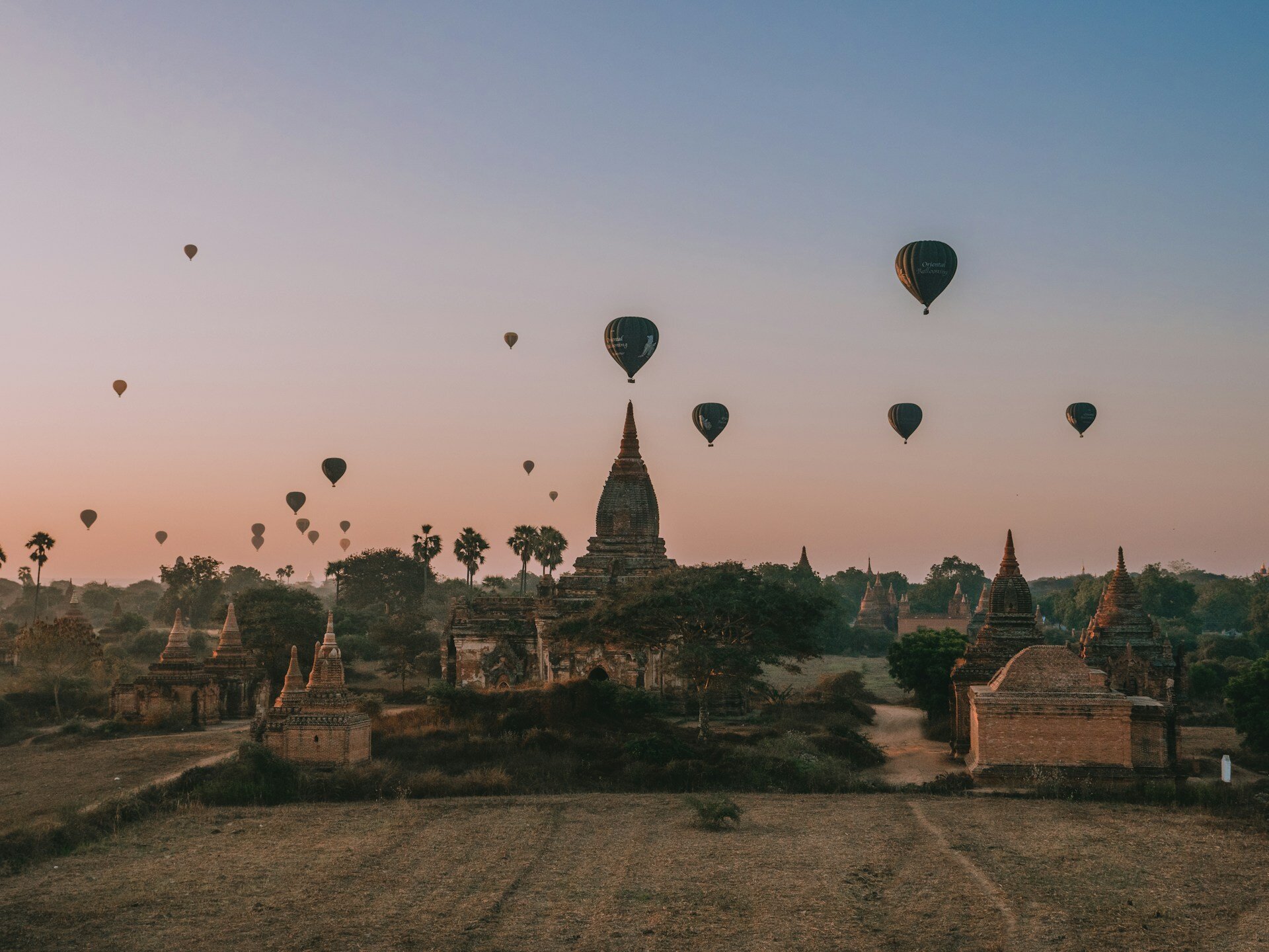Myanmar heißluftballone über Tempel