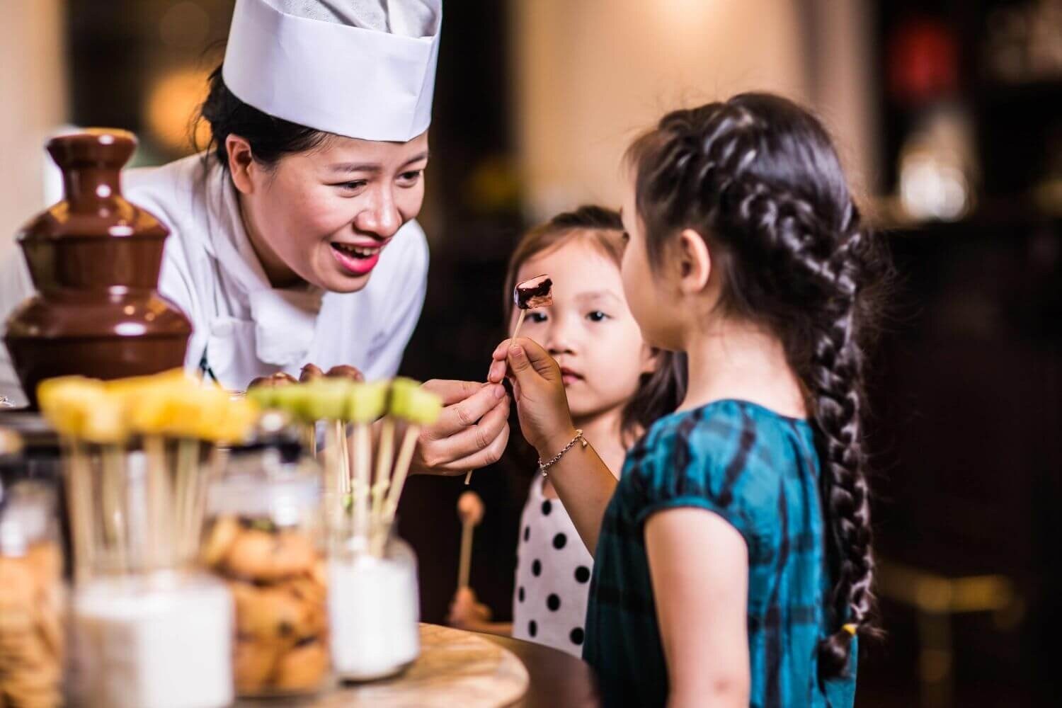 Sofitel-Legend-Metropole-Hanoi-Le-Club-Chocolate-Buffet-familienluxusreise