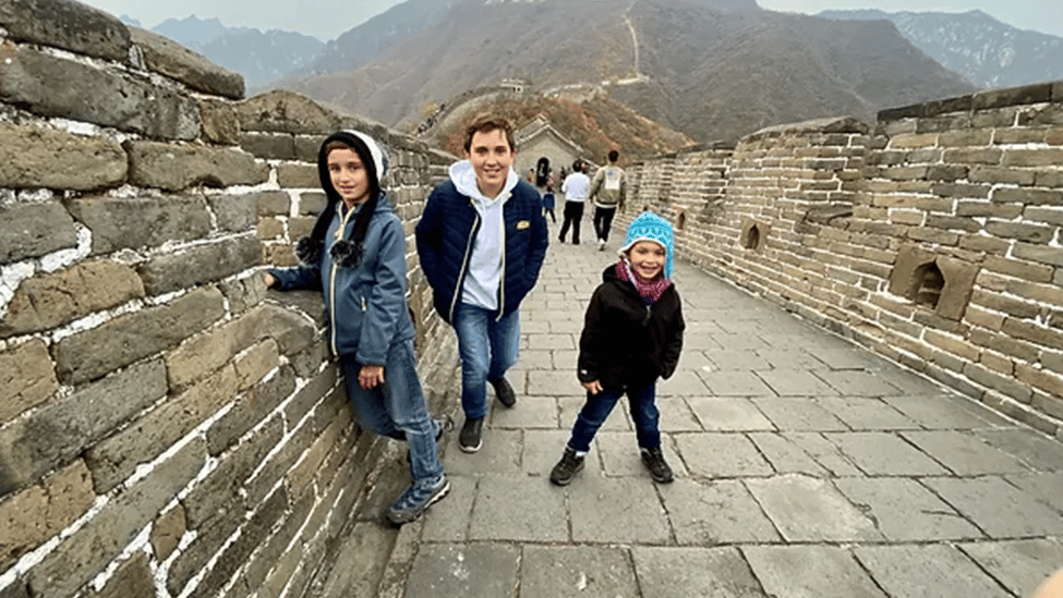 Drei Jungs posieren auf der Chinesischen Mauer