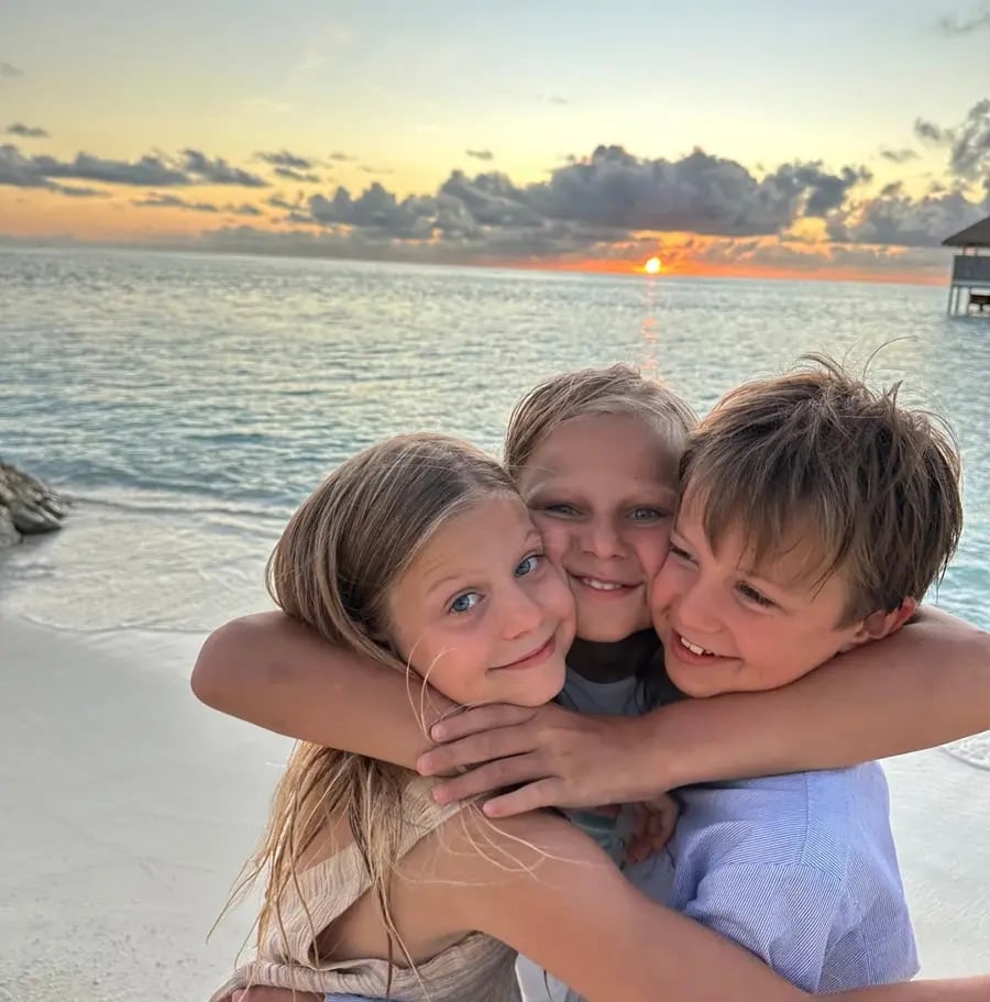 drei Kinder bei Sonnenuntergang am Strand