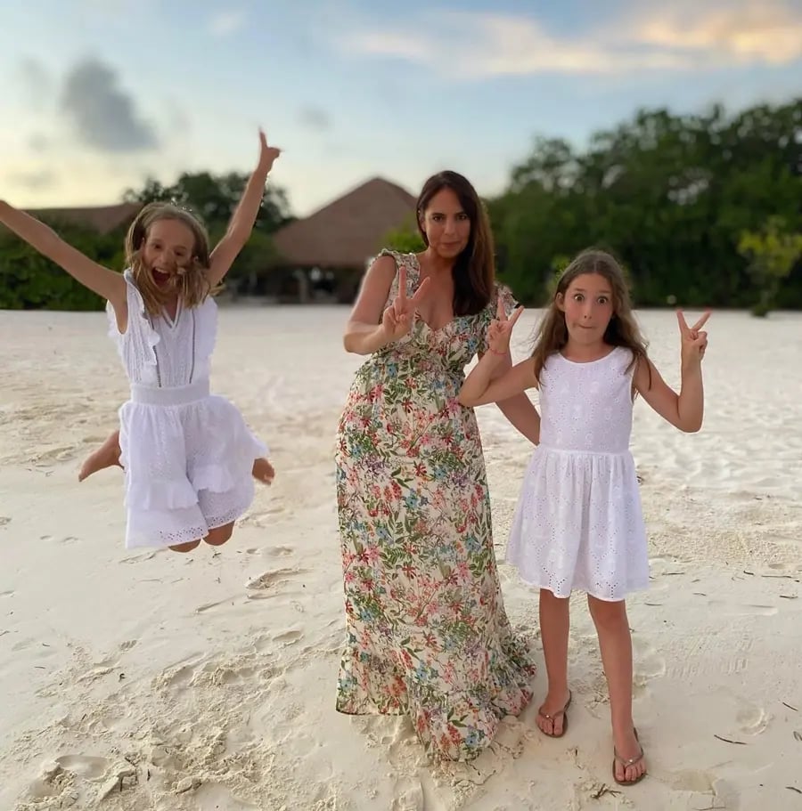 sandra wimmer am strand mit kinder