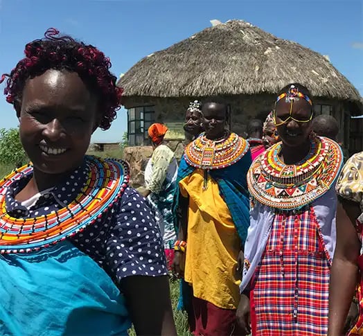 Afrikanische Frauen in traditionellen Gewändern
