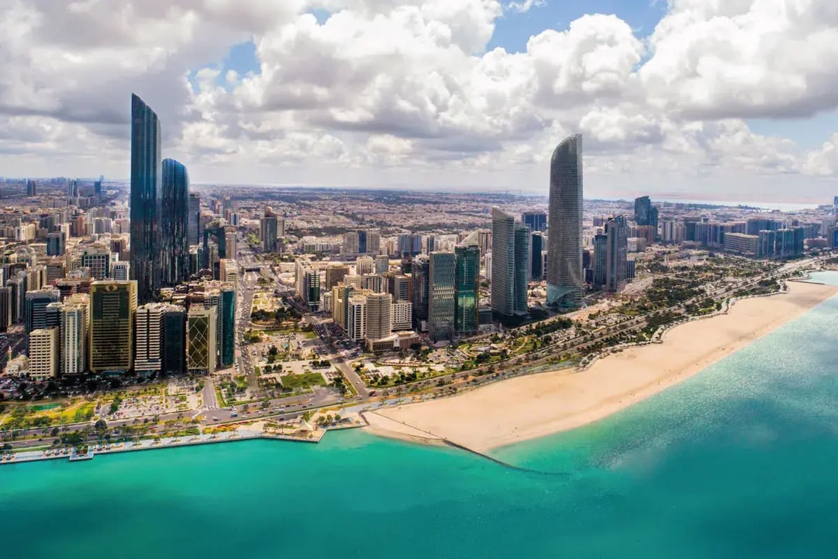 Skyline von Abi Dhabi mit Strand.