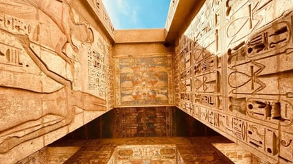 3-agyptens-alte-tempel-kunst-mystik-eintauchen-in-die-pharaonenzeit-perfekte-familienluxusreise