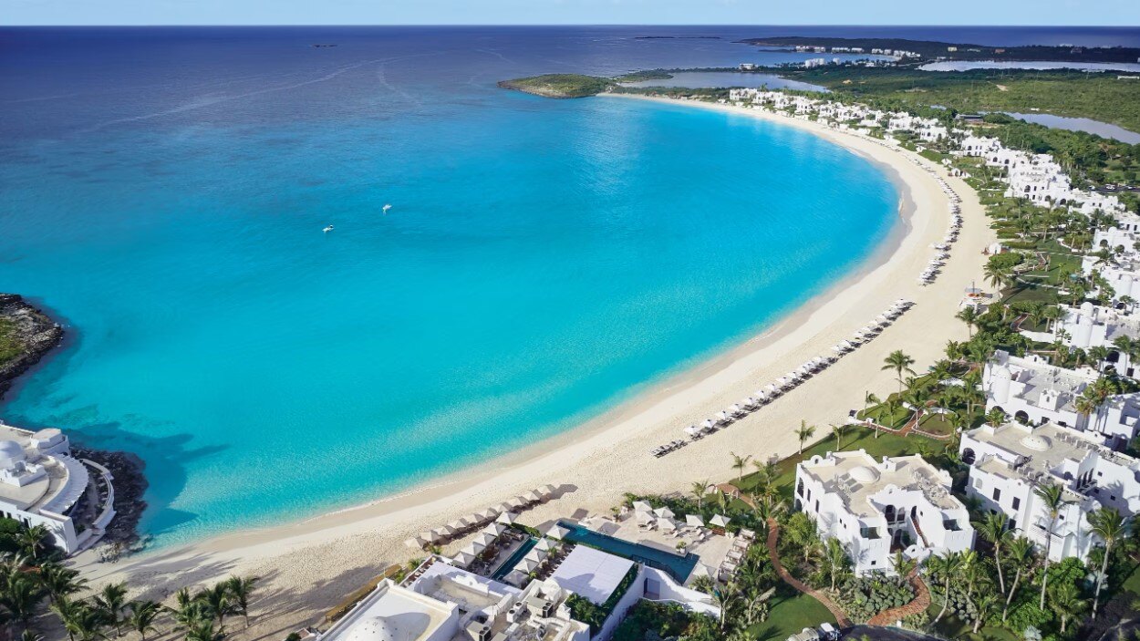 Cap Juluca Maundays Bay Strand mit Liegen