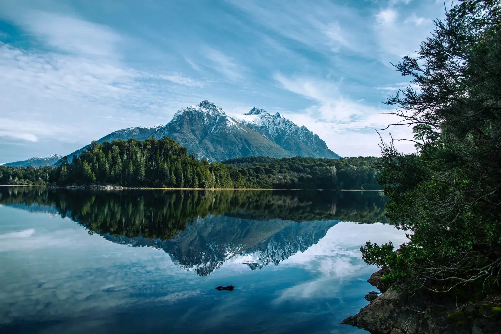 Blick über den See auf die Berge