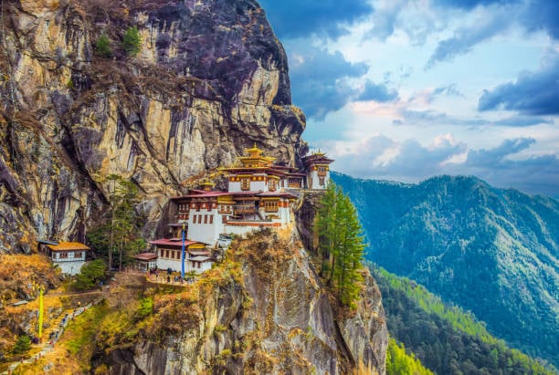 5-Bhutan-Paro-Tal-Naturerlebnisse-Berge-Familienluxusreise