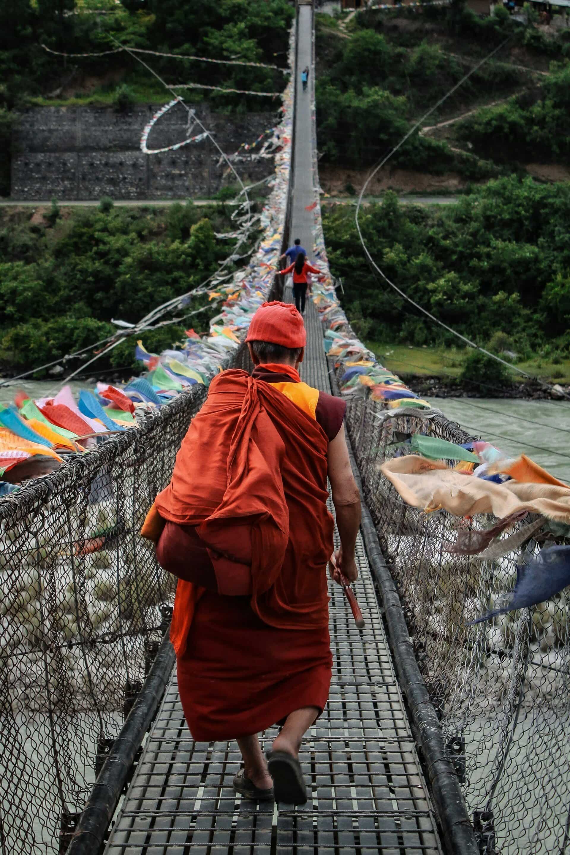 Bhutan Hängebrücke mit Gebetsfahnen