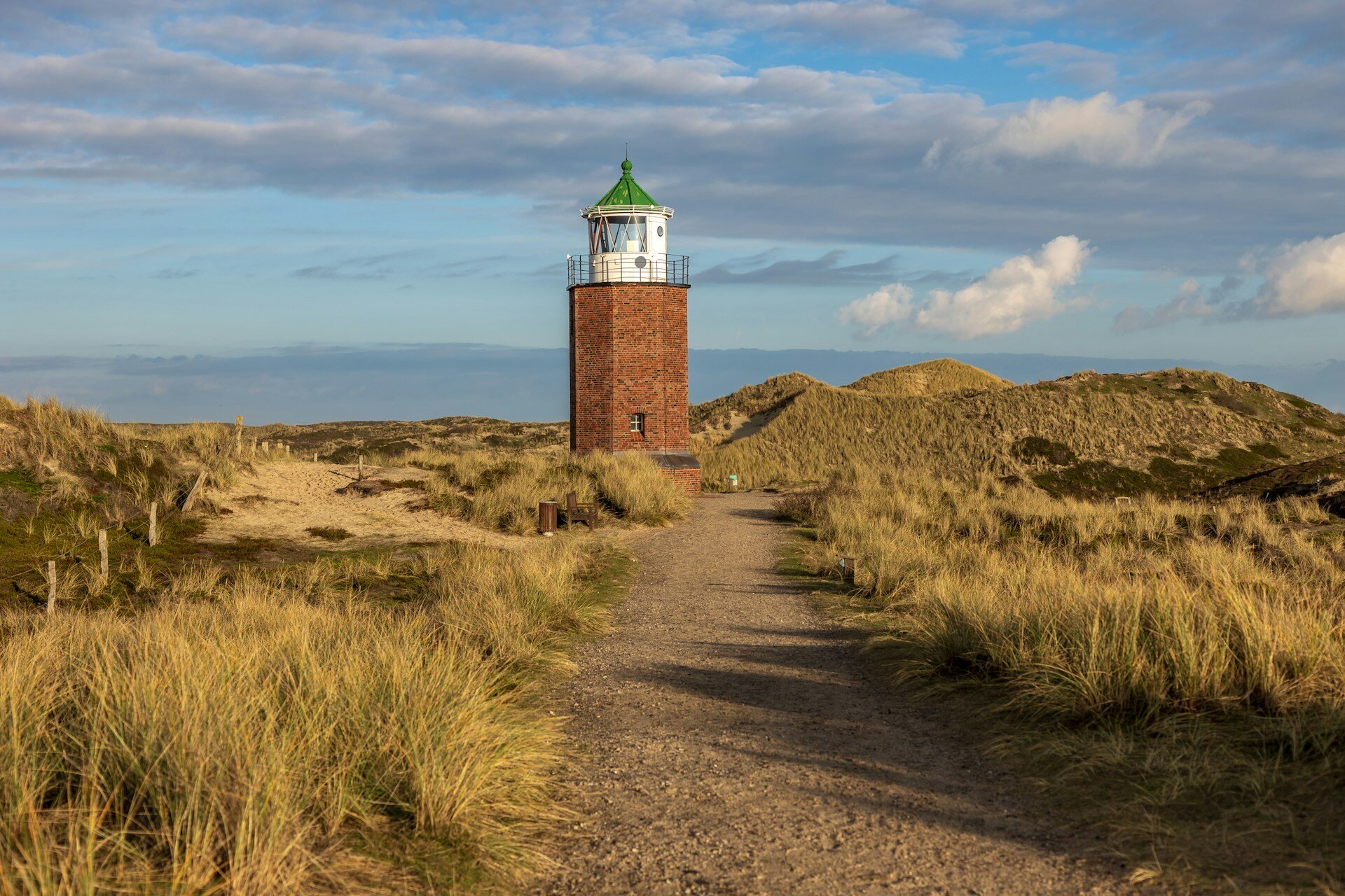 Leuchtturm in Grasslandschaft