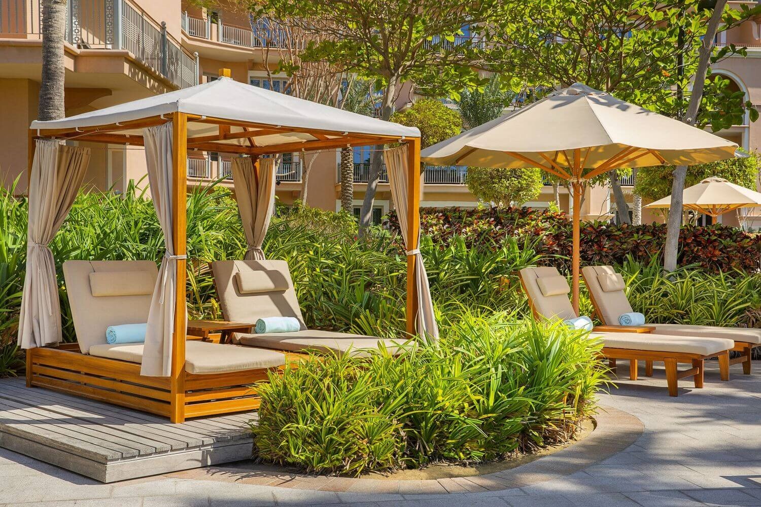 the-ritz-carlton-dubai-cabanas-sonnenliegen am pool