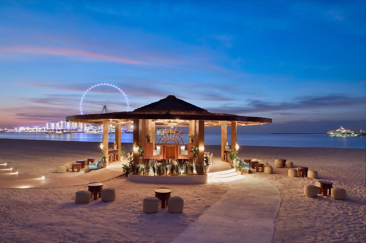 the-ritz-carlton-dubai-cana-beach-familienluxusreisen strand und meer am abend 