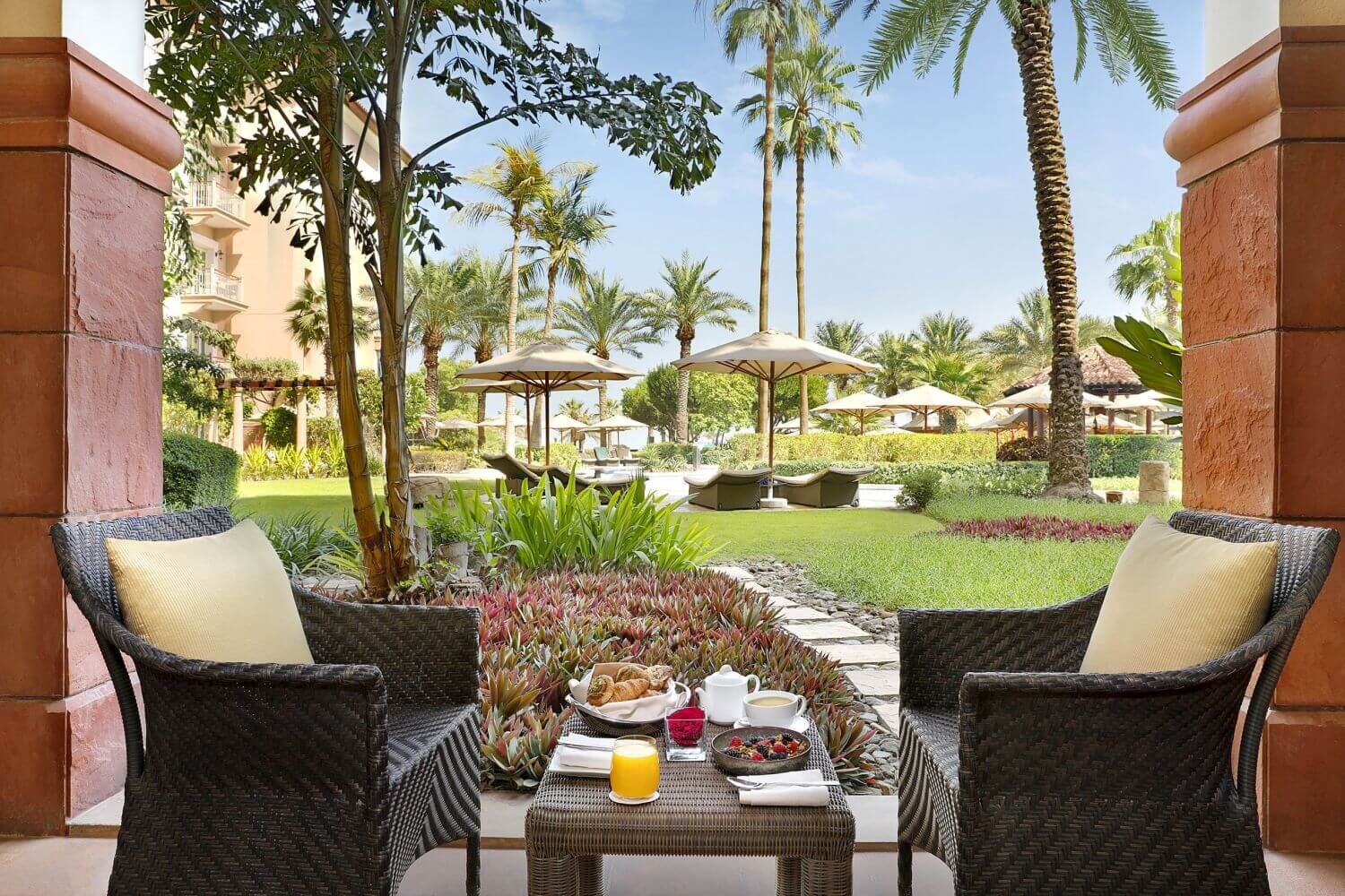 the-ritz-carlton-dubai-deluxe-garden-view-room-familienluxusreisen