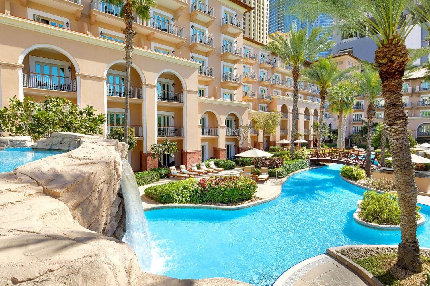 the-ritz-carlton-dubai-ghoroob-familienluxusreisen pool