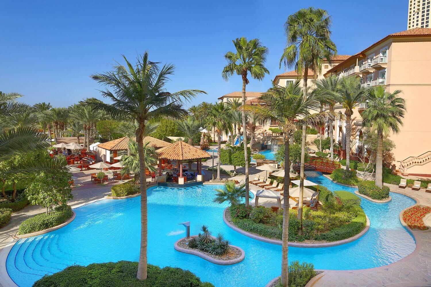 the-ritz-carlton-dubai-ghoroob-poollandschaft mit palmen