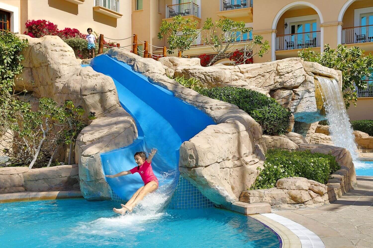 the-ritz-carlton-dubai-kids-pool-familienluxusreisen