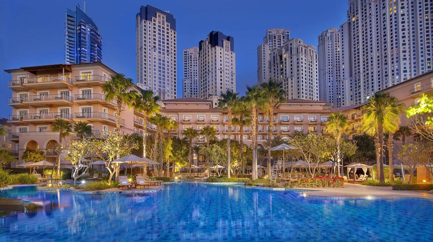 the-ritz-carlton-dubai-resort-view-pool am abend mit beleuchtung