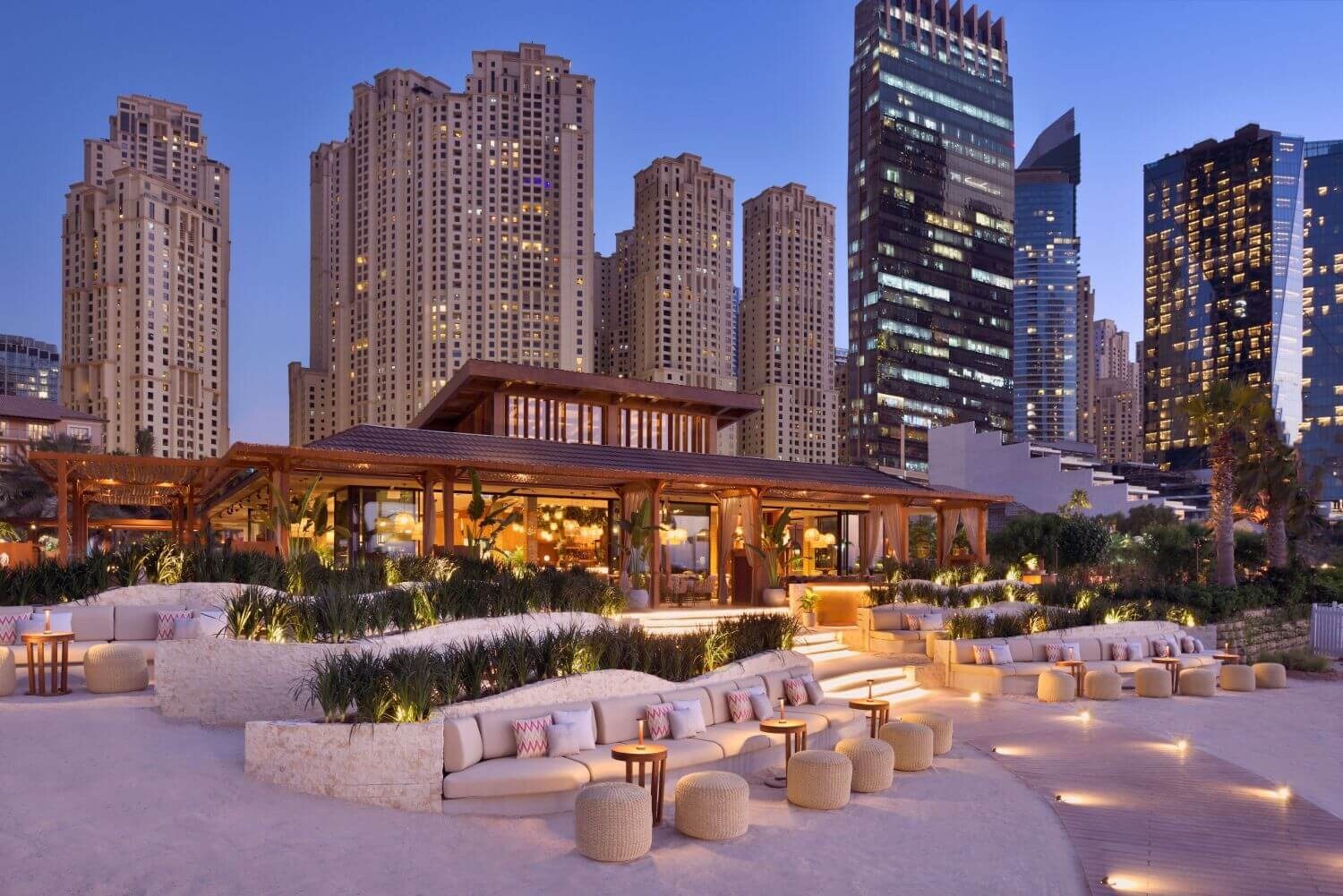 the-ritz-carlton-dubai-tamoka-terrasse am Abend(3)