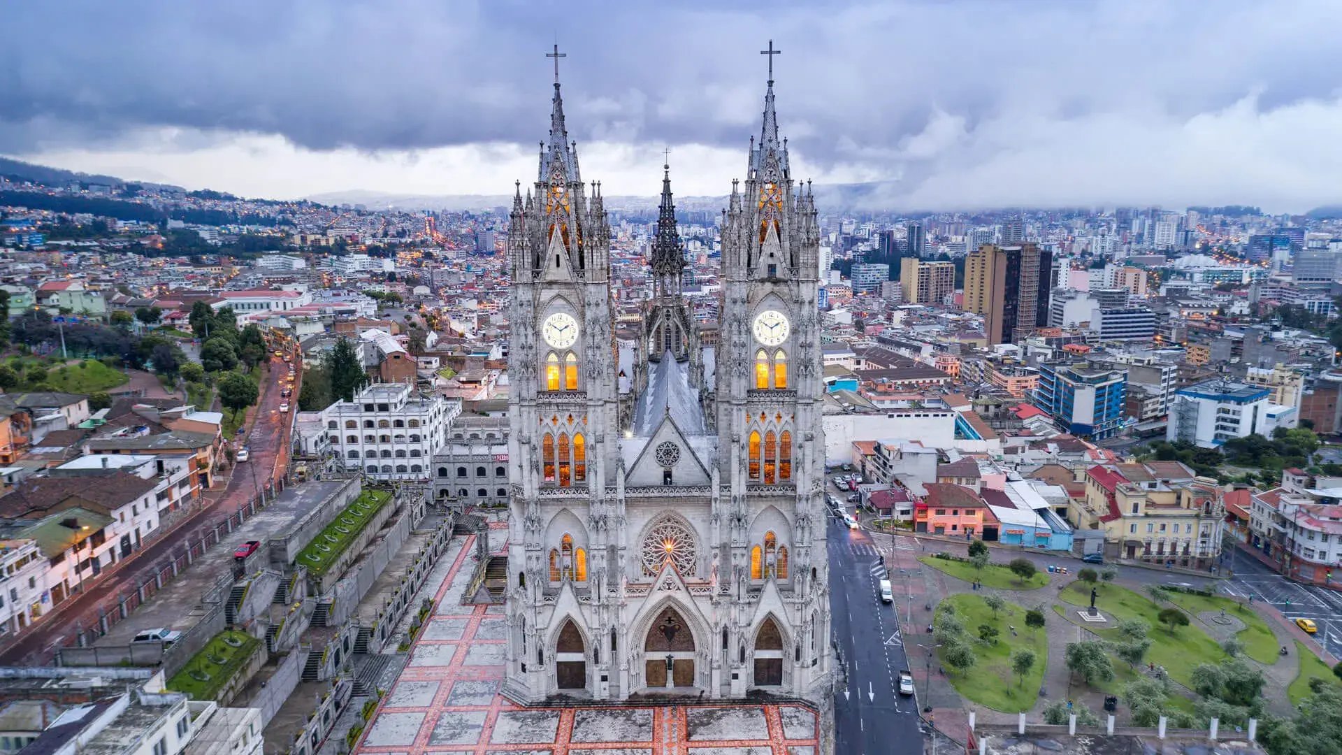 Luftaufnahme von Quito mit Blick auf die Kathedrale