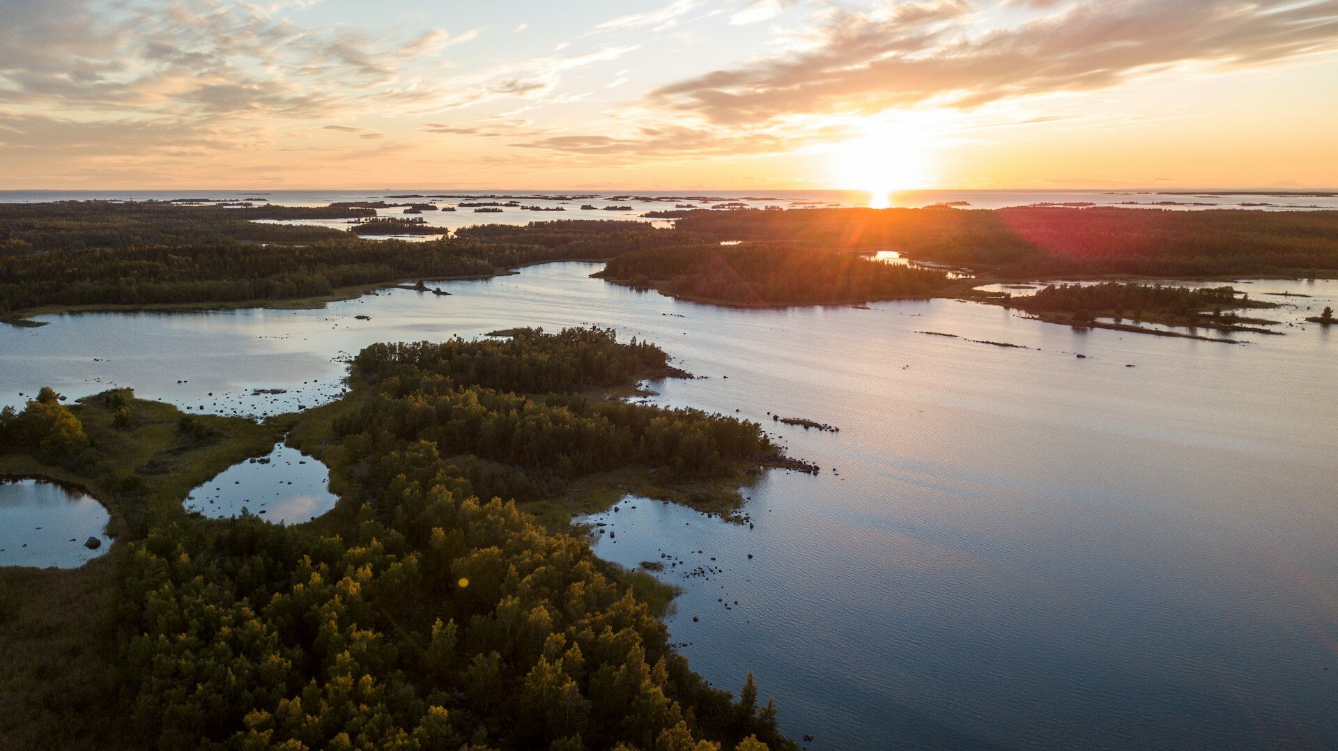 Finnlandas Landschaft im Sommer bei Sonnenaufgang
