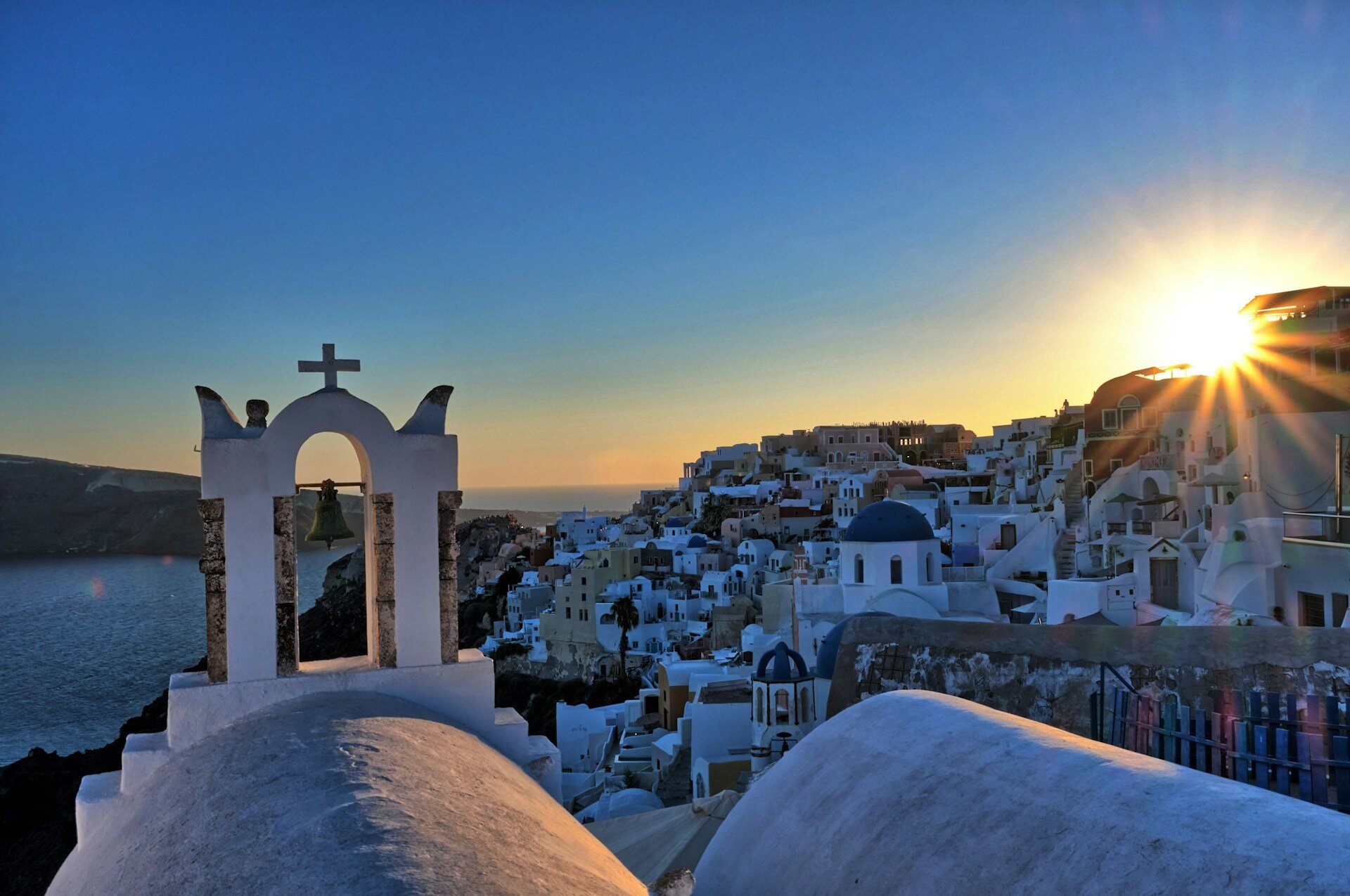 griechische Stadt bei Sonnenuntergang