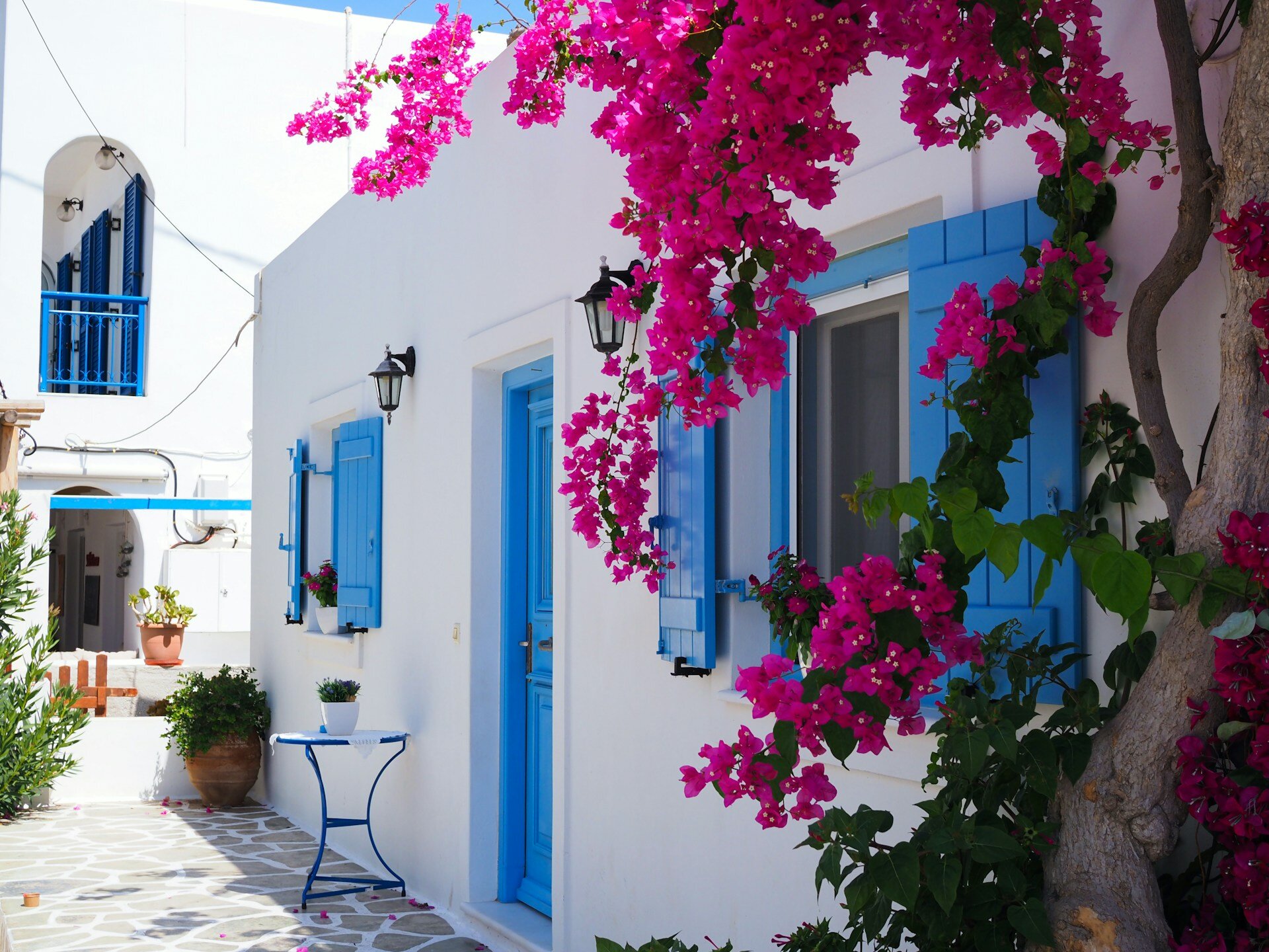 griechisches Haus mit pinken Blumen