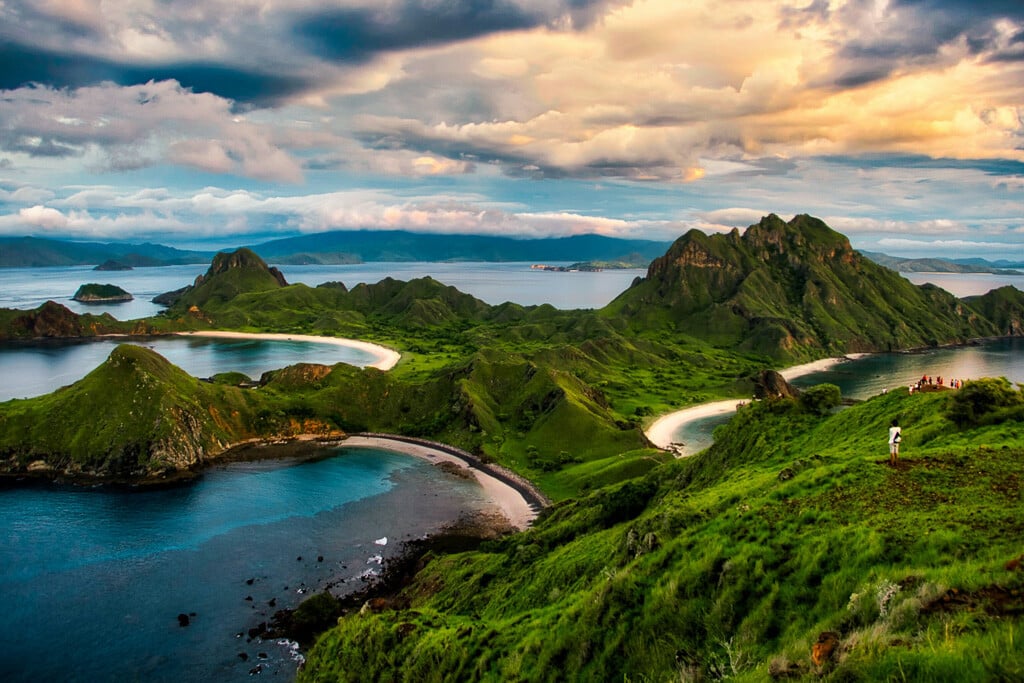 Saftig grüne Hügellandschaft und Buchten bei Komodo