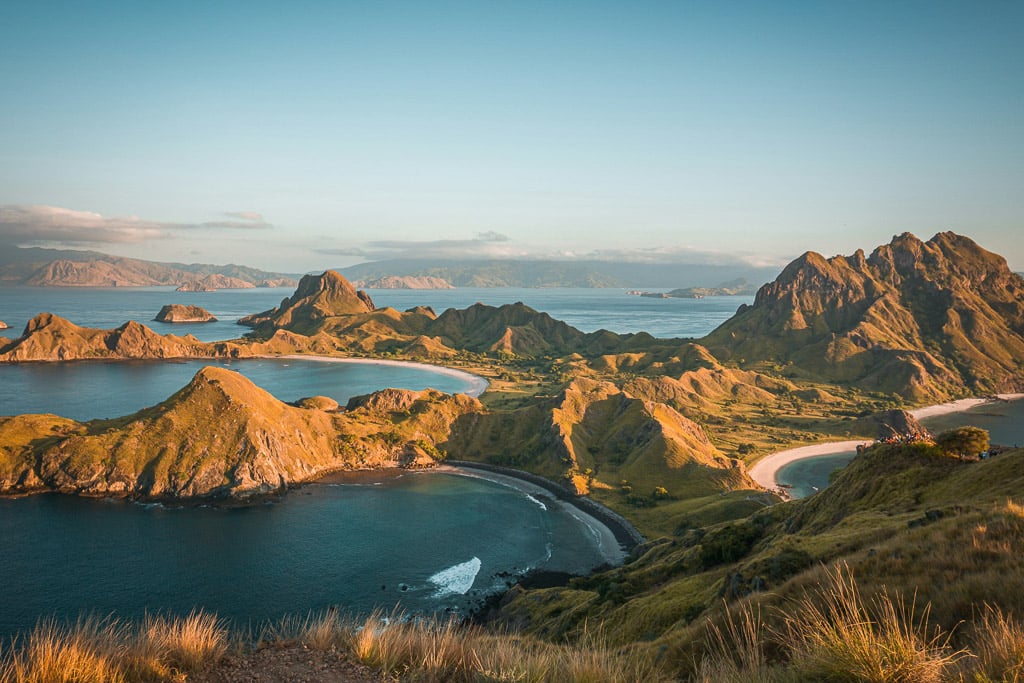 komodo-indonesien-familienluxusreisen-sonnenaufgang
