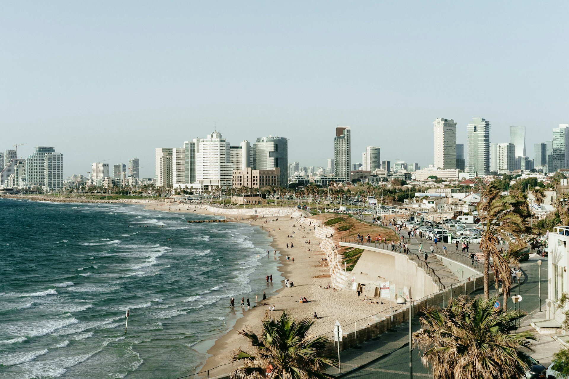 Menschen am Strand von TelAviv im Hintergrund die Stadt