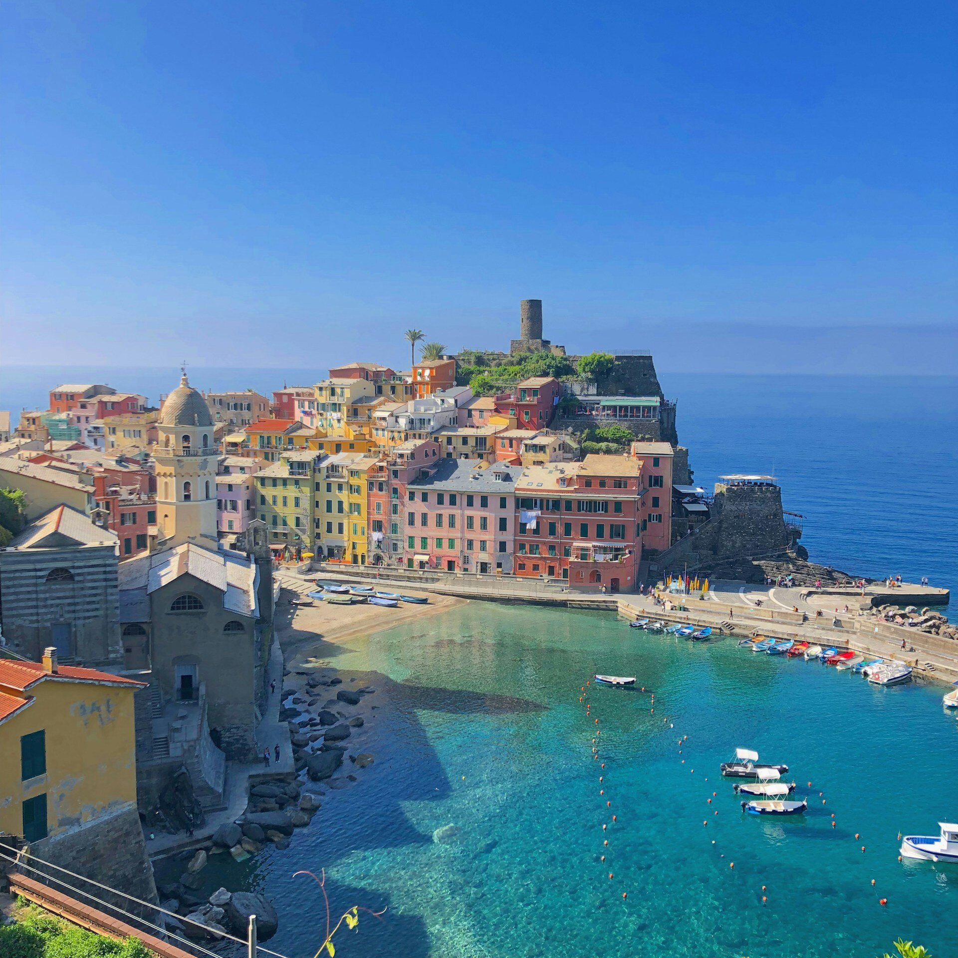 Eine bunte Küstenstadt in Italien