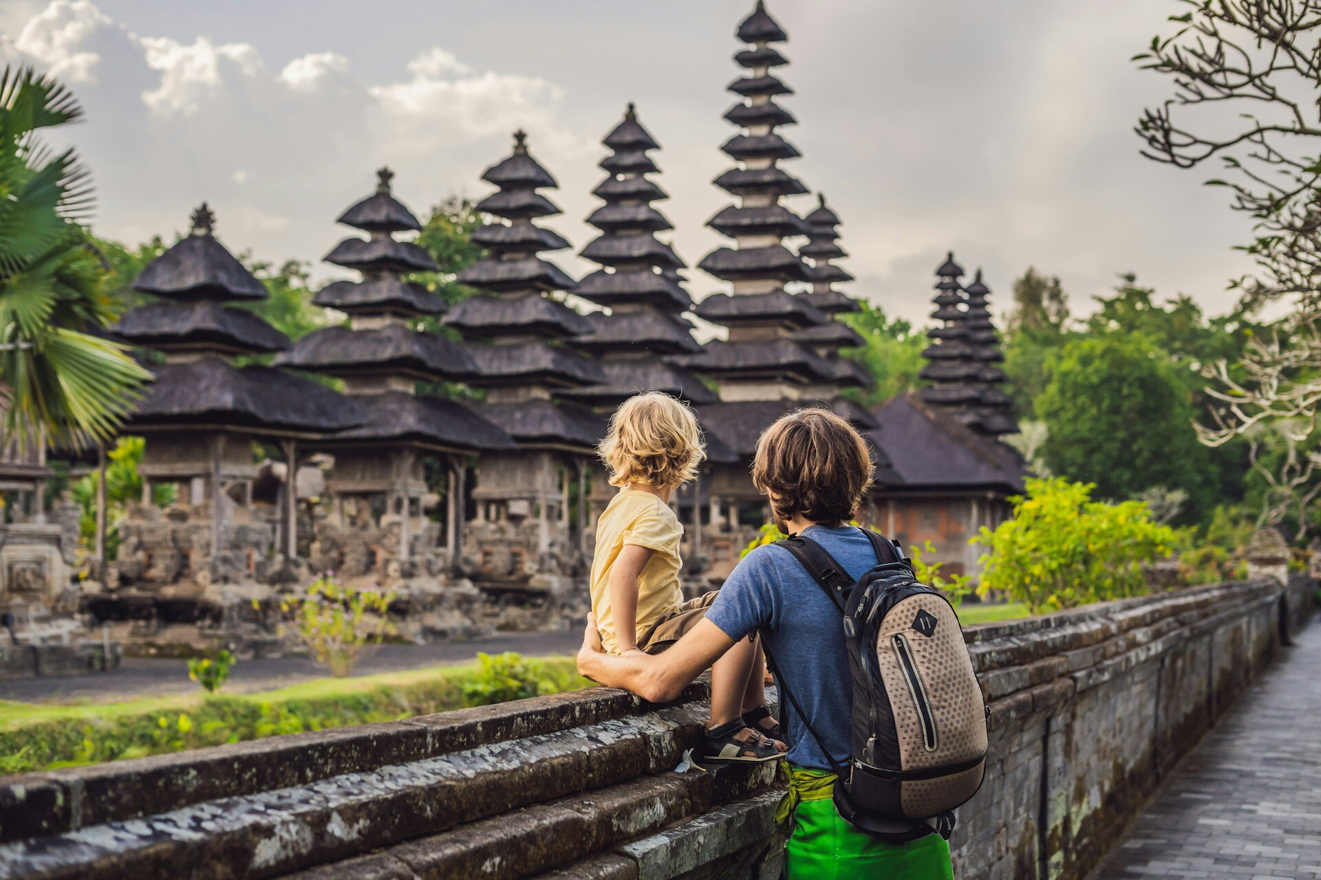 Vater mit Kind vor Tempel