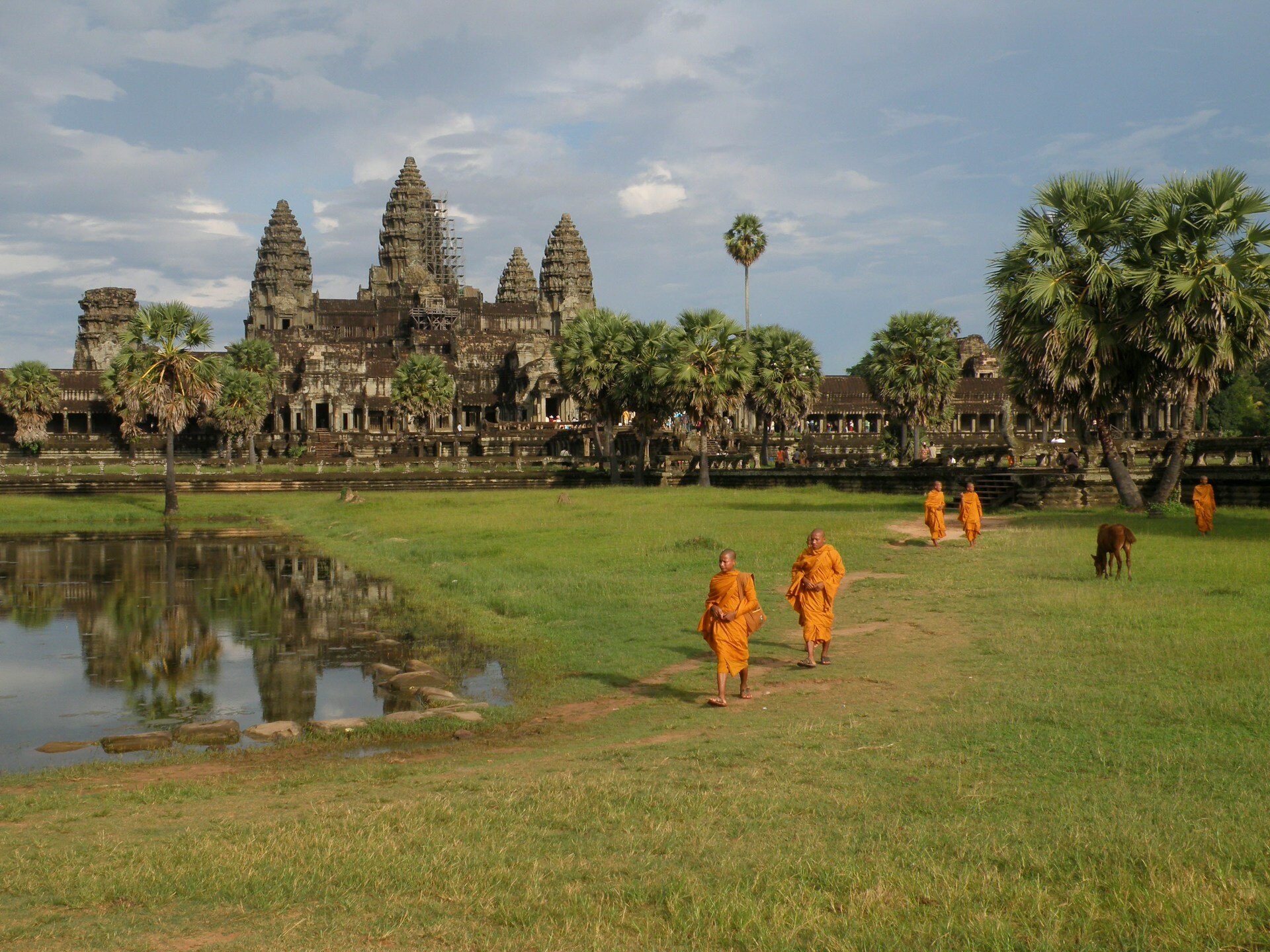 Mönche vor kambodschanischem Tempel