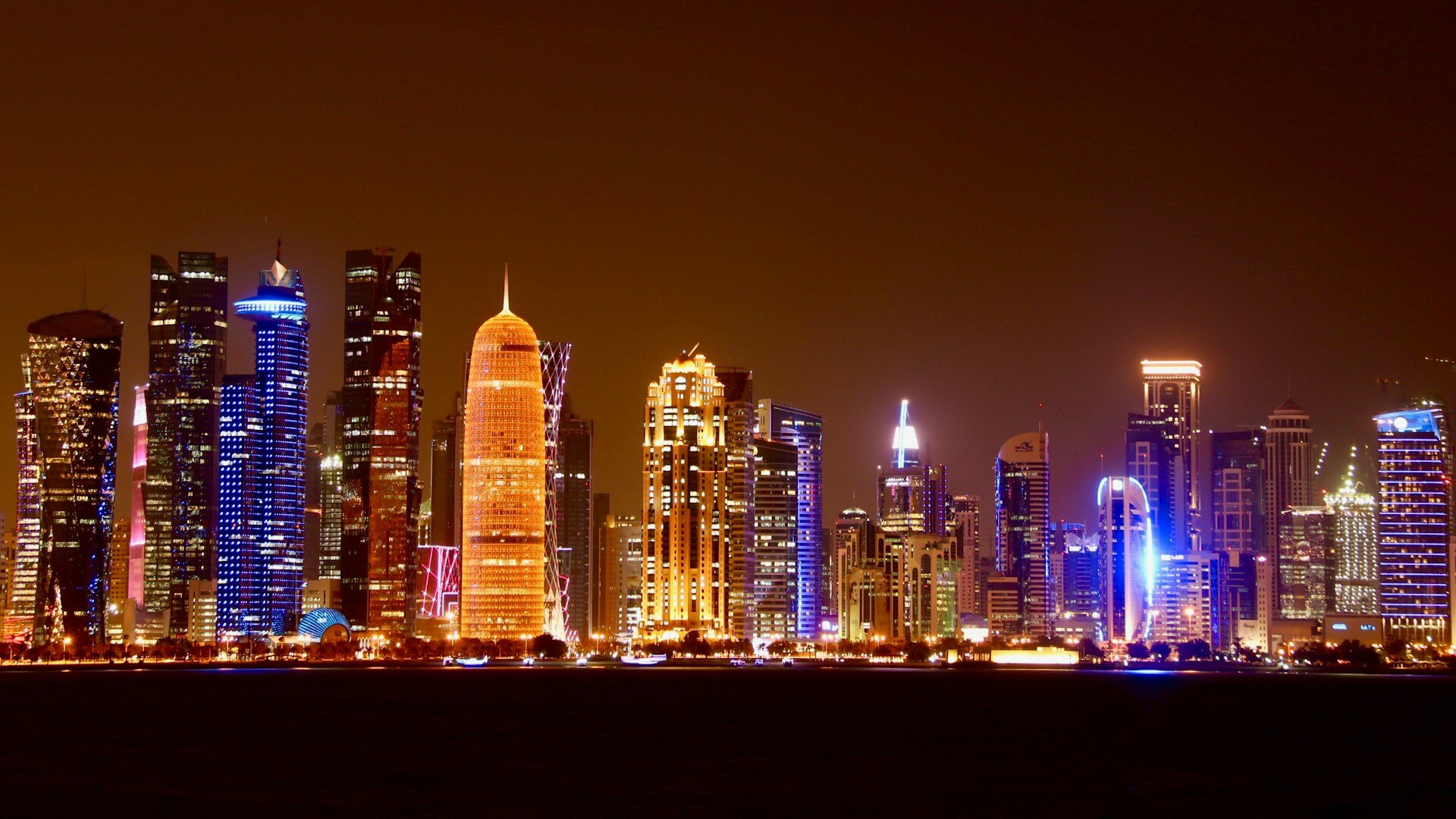 Skyline von Doha bei Nacht