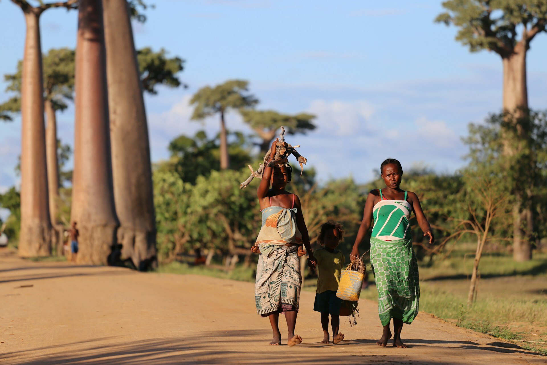 familie zwischen Baobabs