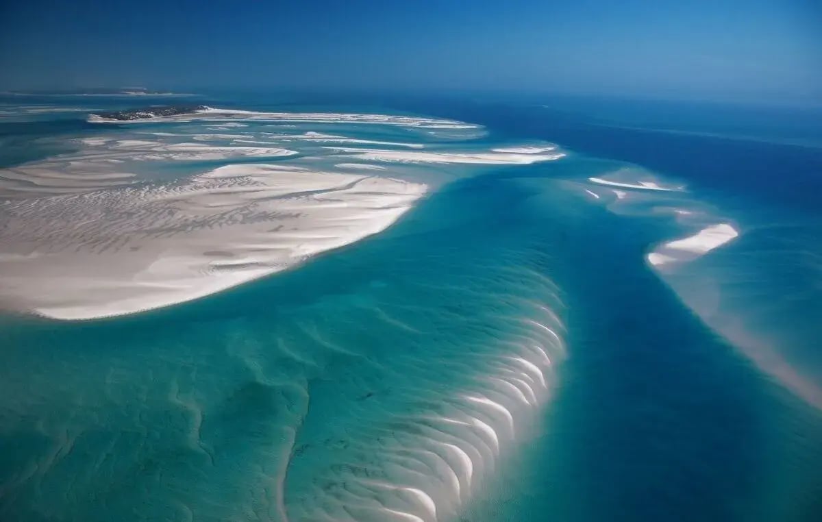 Sandbank im blauen Wasser