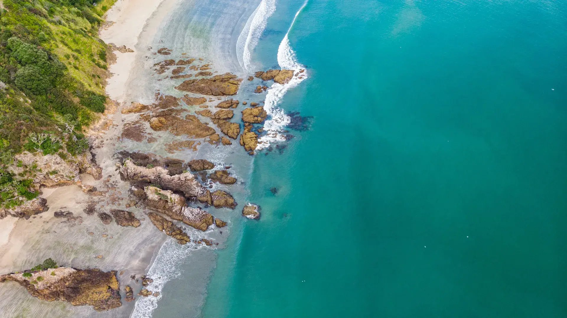 8 neuseeland luftaufnahme strand felsen naturparadies