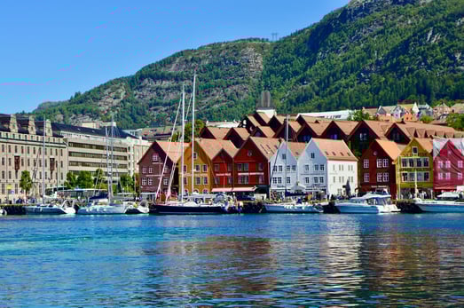 norwegisches Dorf am Meer