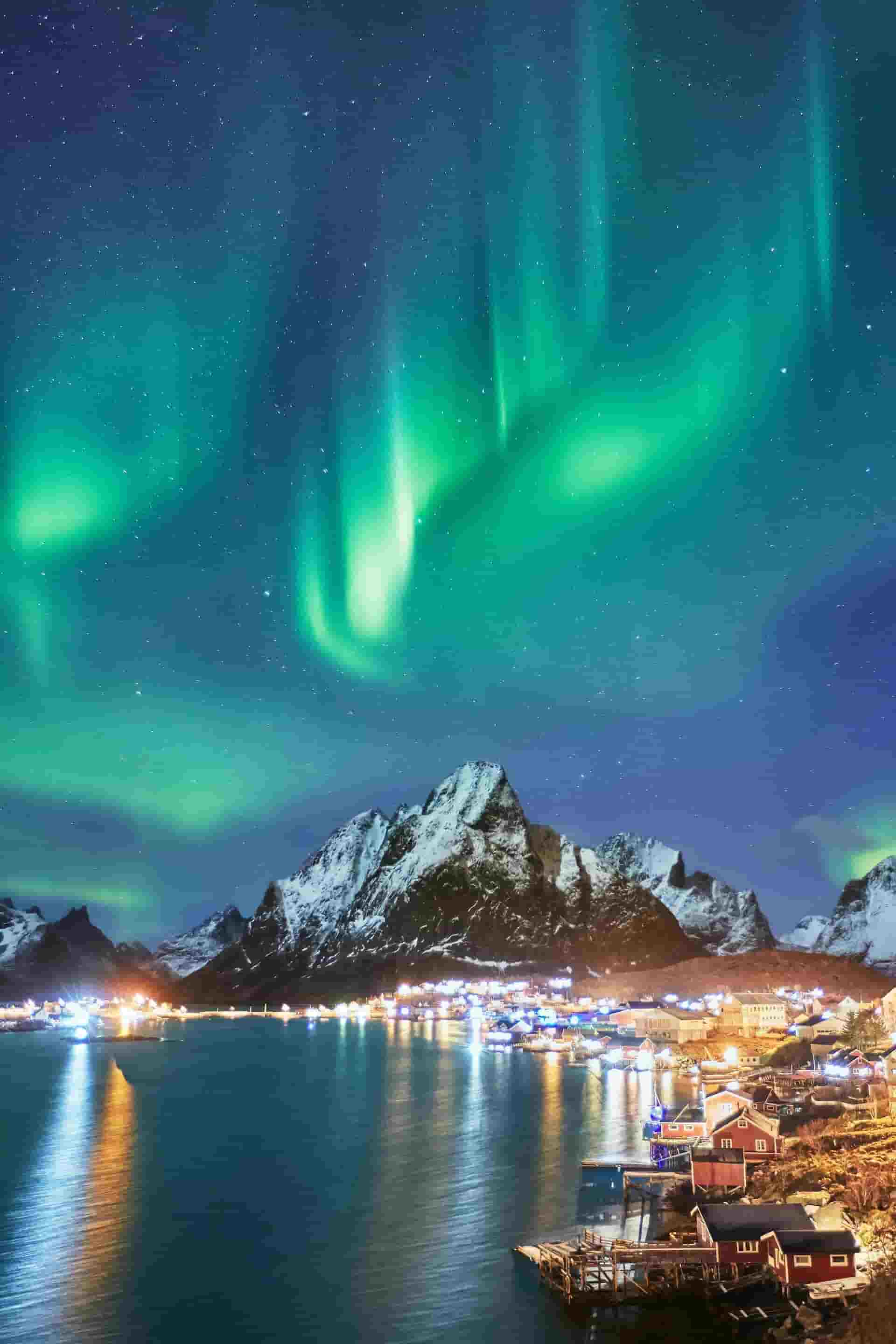 Nordlichter über Dorf