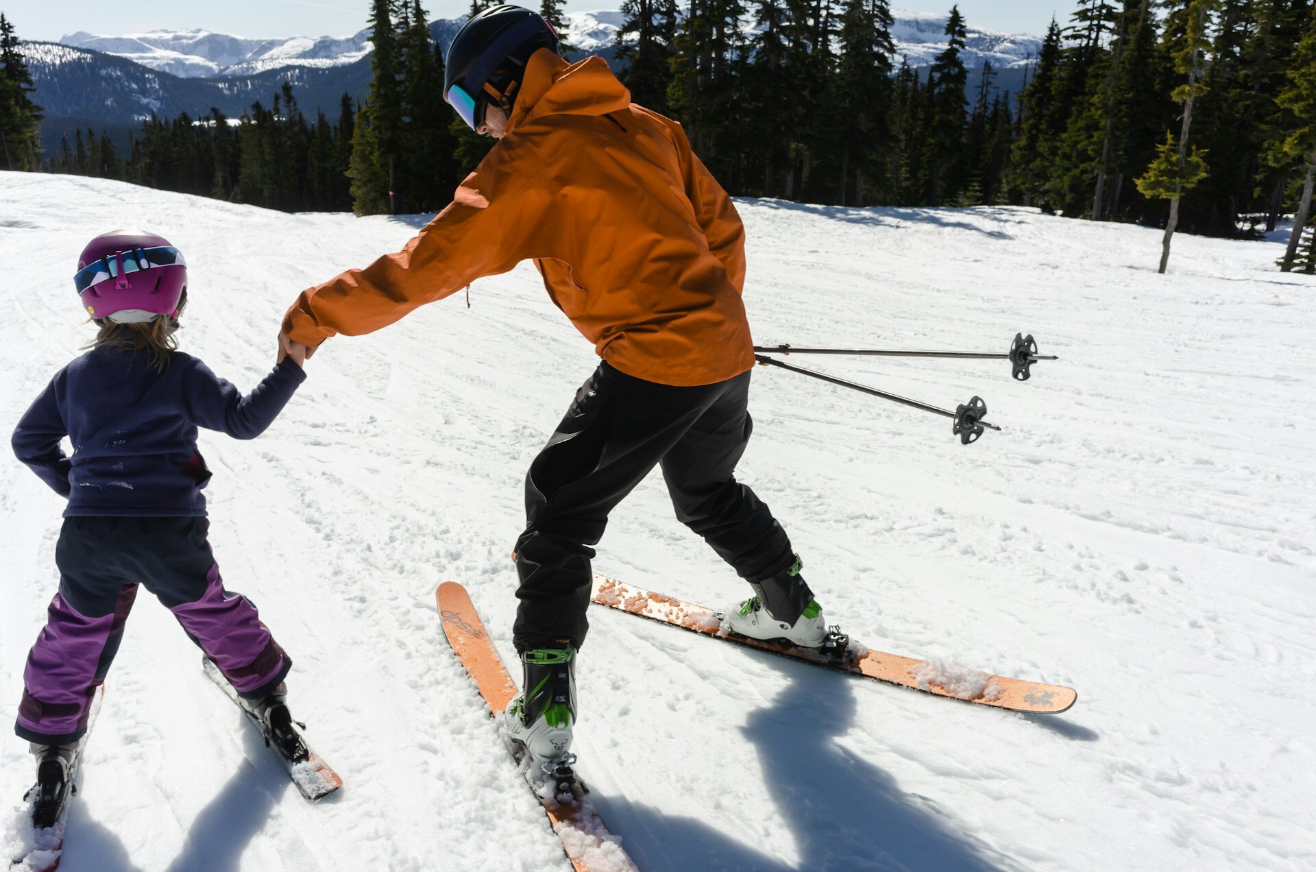 papa und kind beim skifahren in europa
