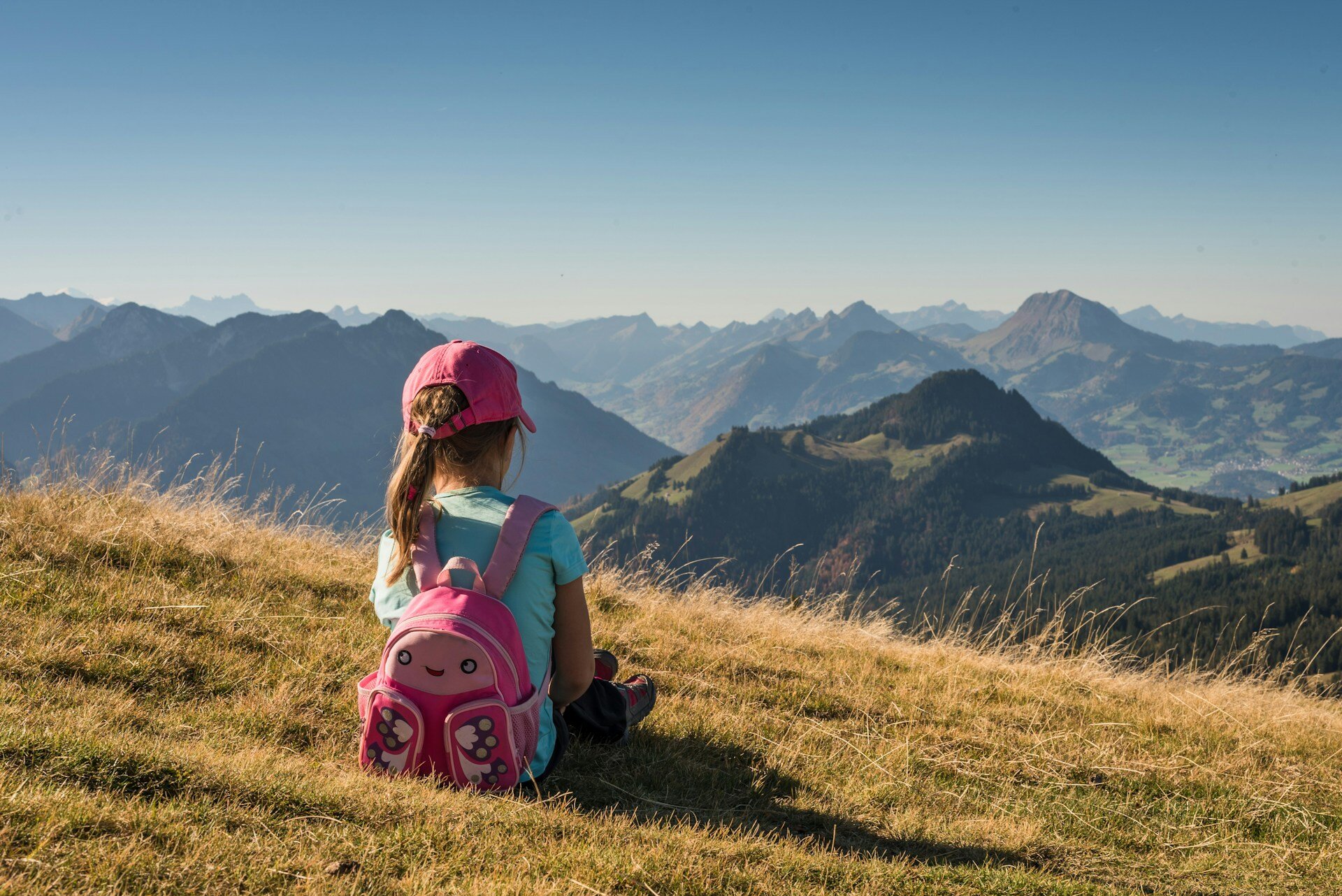 Kind blickt auf Alpen