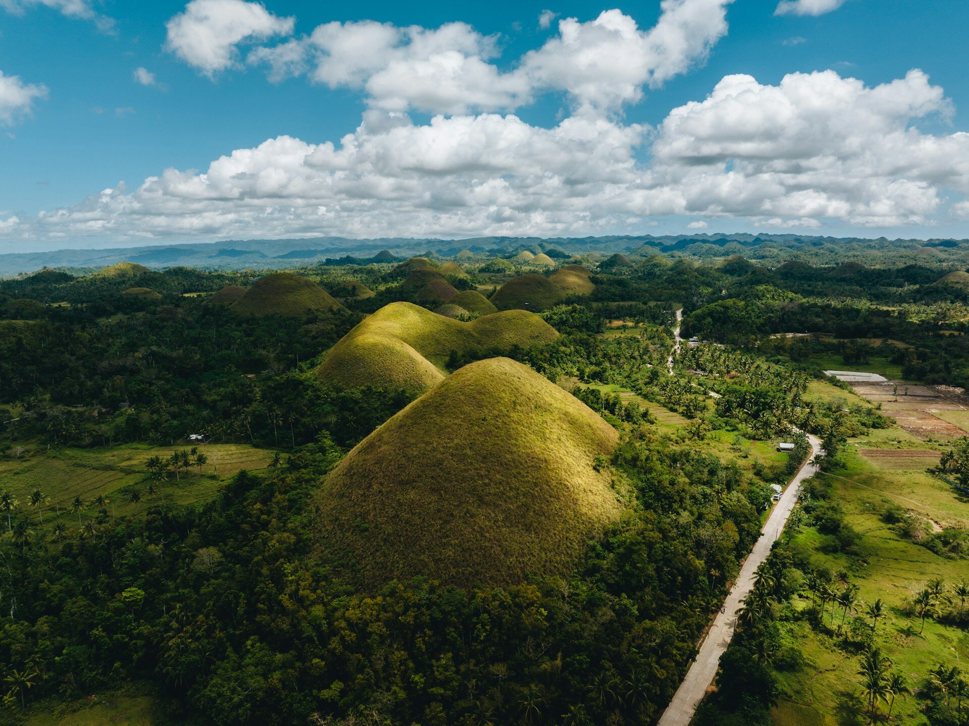 philippinische Landschaft mit blauem Himmel