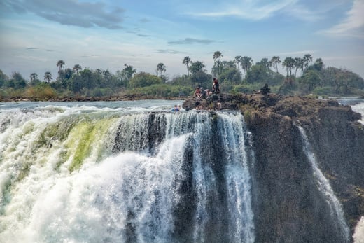 Ein Wasserfall in tropischer Landschaft
