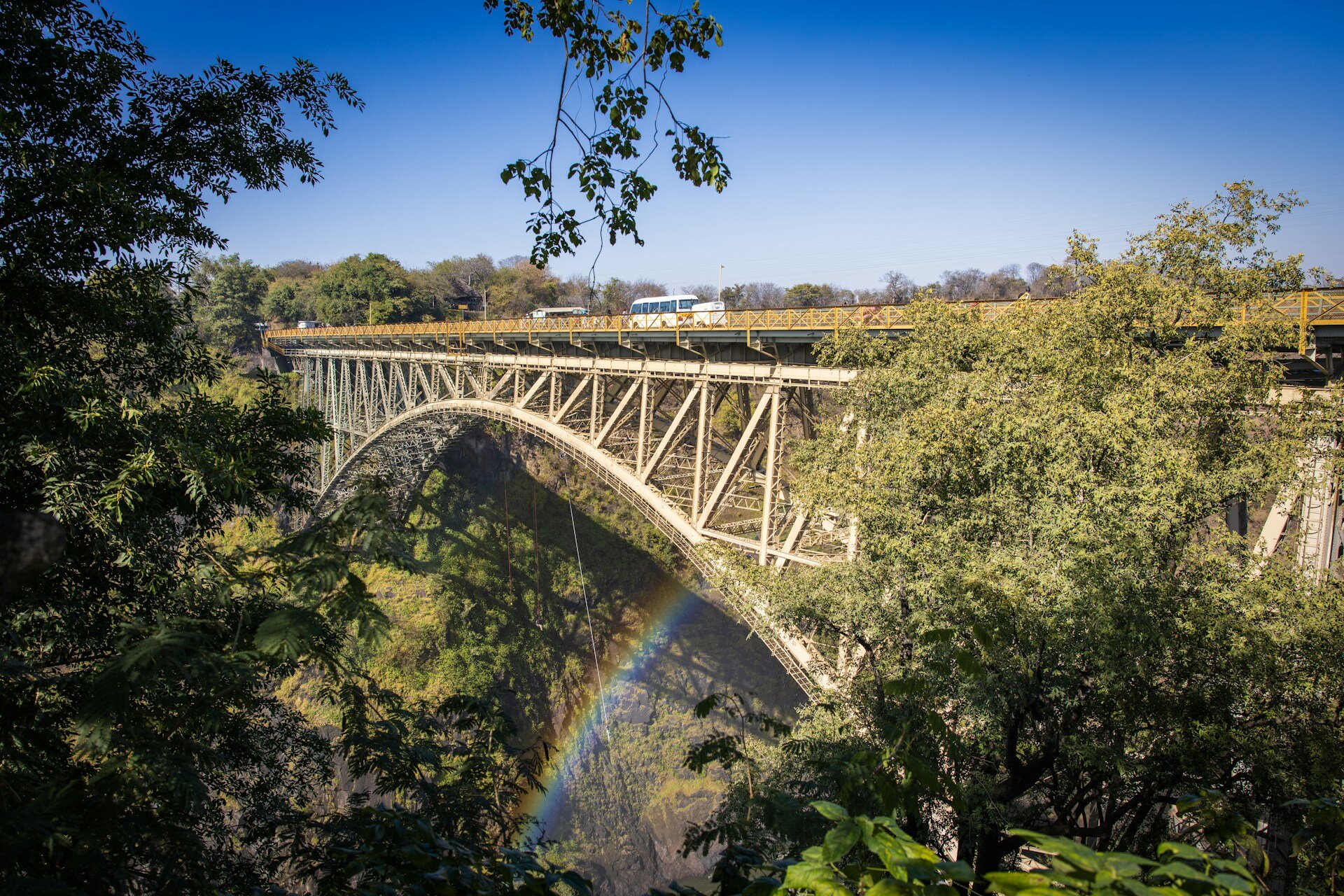 Eine Brücke mit Regenbogen im Vordergrund