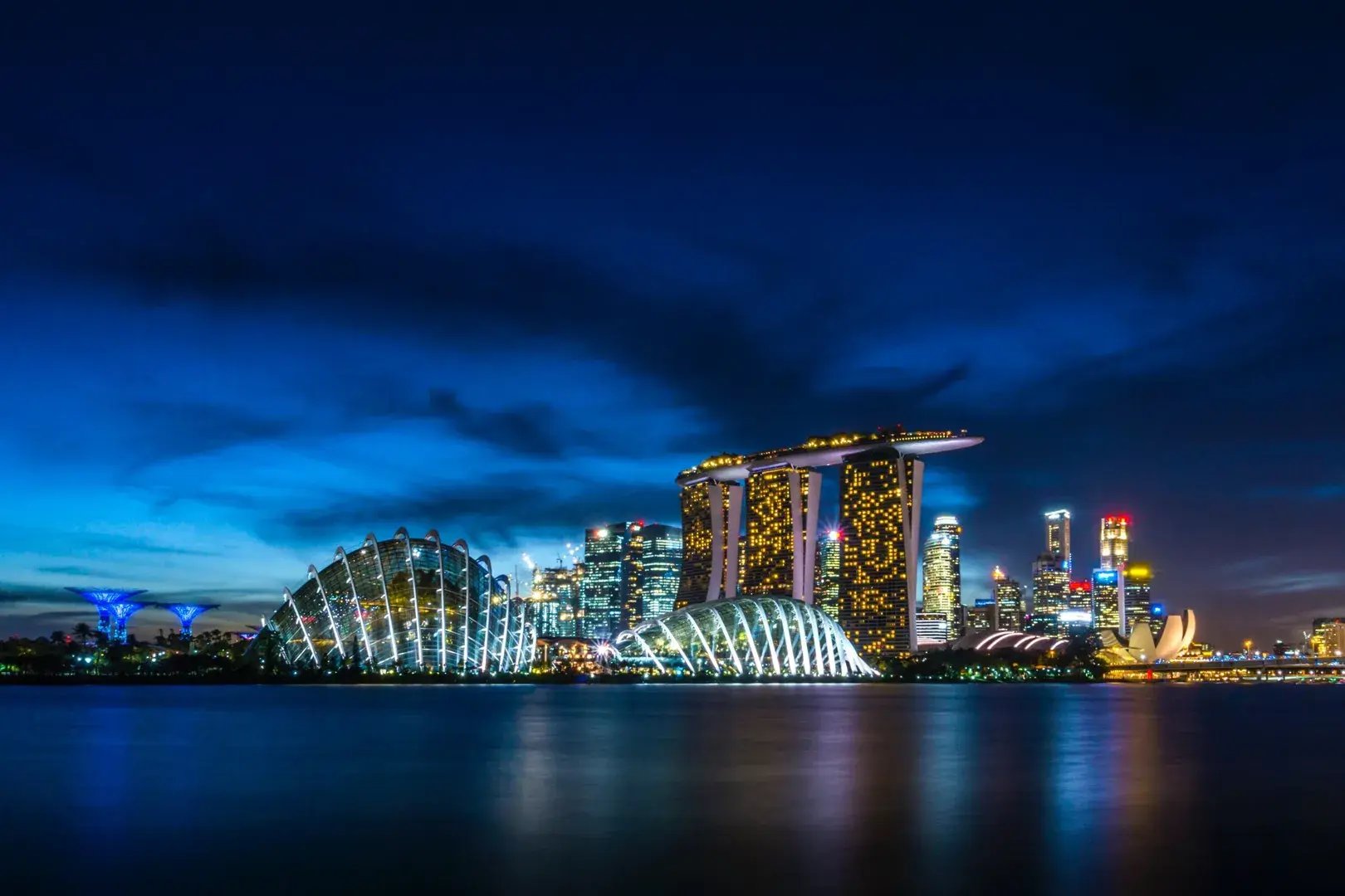 4 singapur bei nacht einzigartige architektur