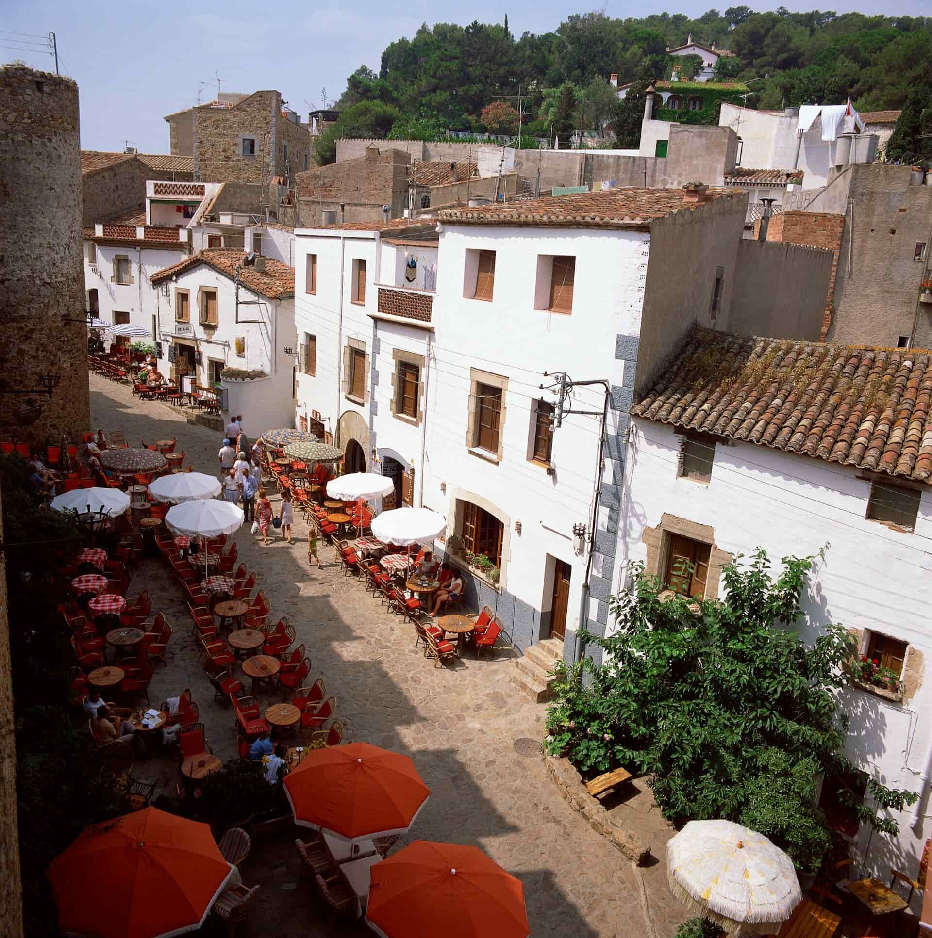 gasse in spanien mit restaurants familienluxusreisen
